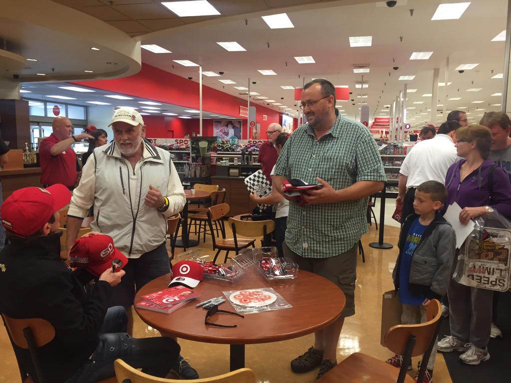 CGRindycar's tweet photo. It's a team effort! @scottdixon9 @Target Eagle Creek! #TeamTarget #Indy500 http://t.co/xn7hYOiaag