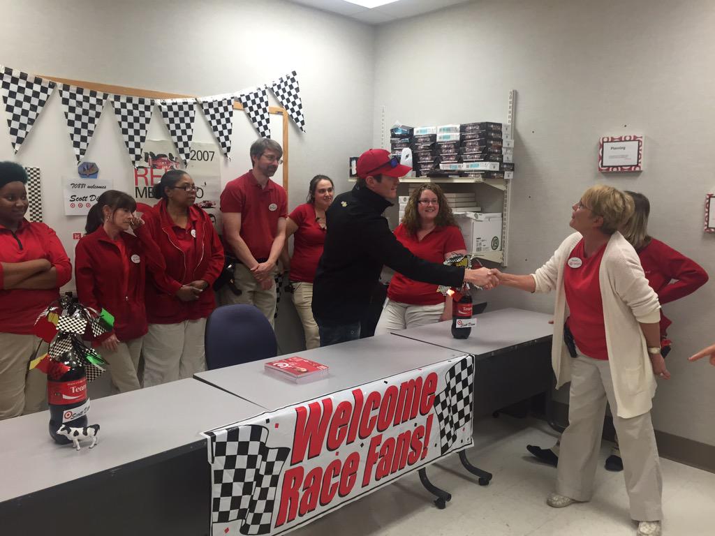 CGRindycar's tweet photo. It's a team effort! @scottdixon9 @Target Eagle Creek! #TeamTarget #Indy500 http://t.co/xn7hYOiaag