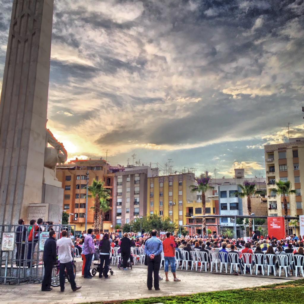 #AlcaldeBenlloch en la plaça de jaume I de #vilareal mas de 800 personas