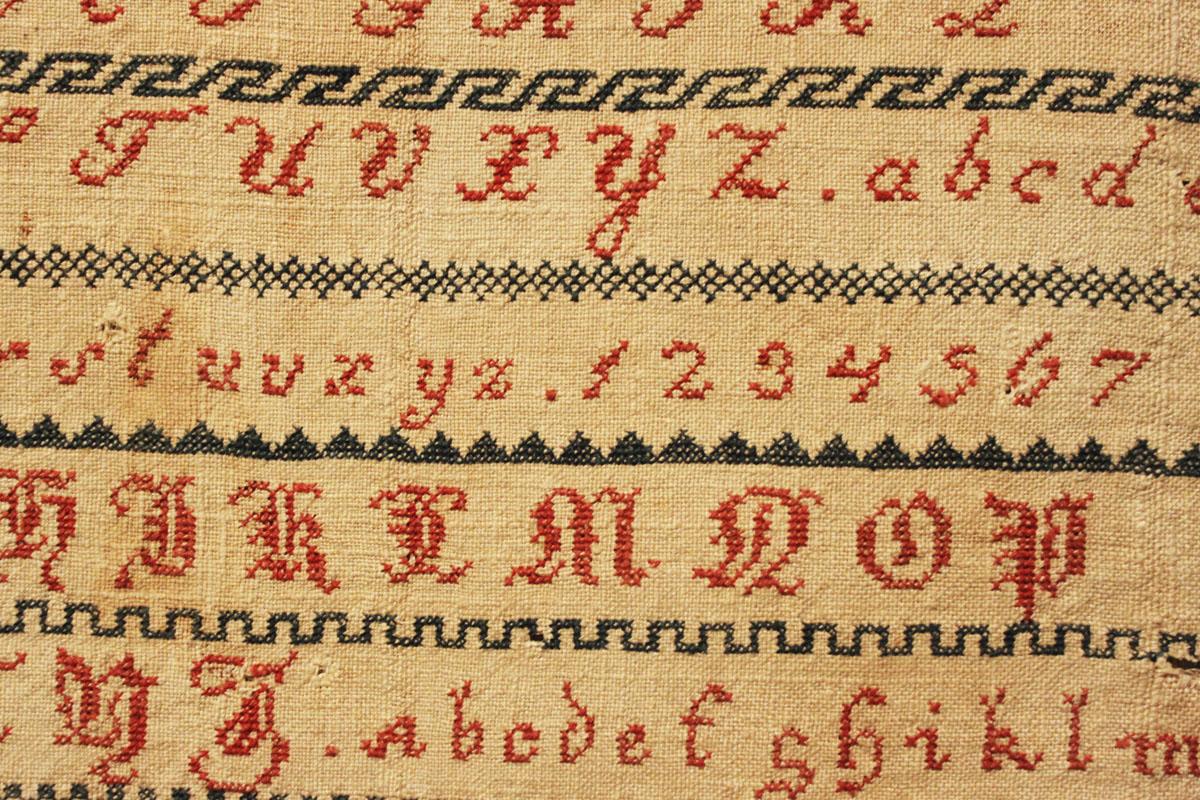 MUSEO_TEXTIL's tweet photo. Abecedarios con distintos estilos de escritura en el #dechado del año 1865, conócelo en la sala GRANA del #MTO http://t.co/ZHWqSPCf03