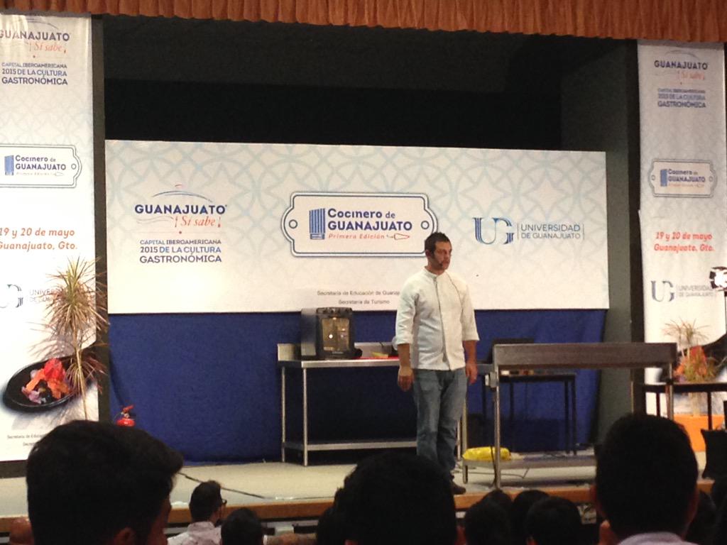 ADRYBLUEE's tweet photo. Excelente conferencia #aprendiendodelos mejores Mariano @LaPazcuala @gtosisabe @CampusgtoUG #cocinerodegto http://t.co/AF43UYRhul