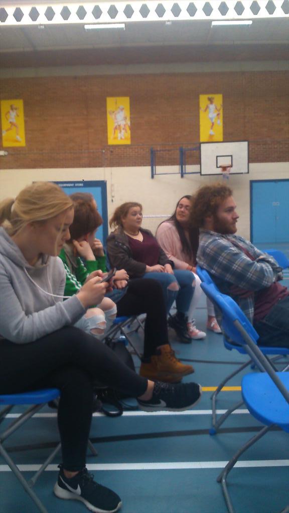 saveRservices's tweet photo. Young people looking forward to discussing the issues that affect them #participation http://t.co/qHIL5ywZu1