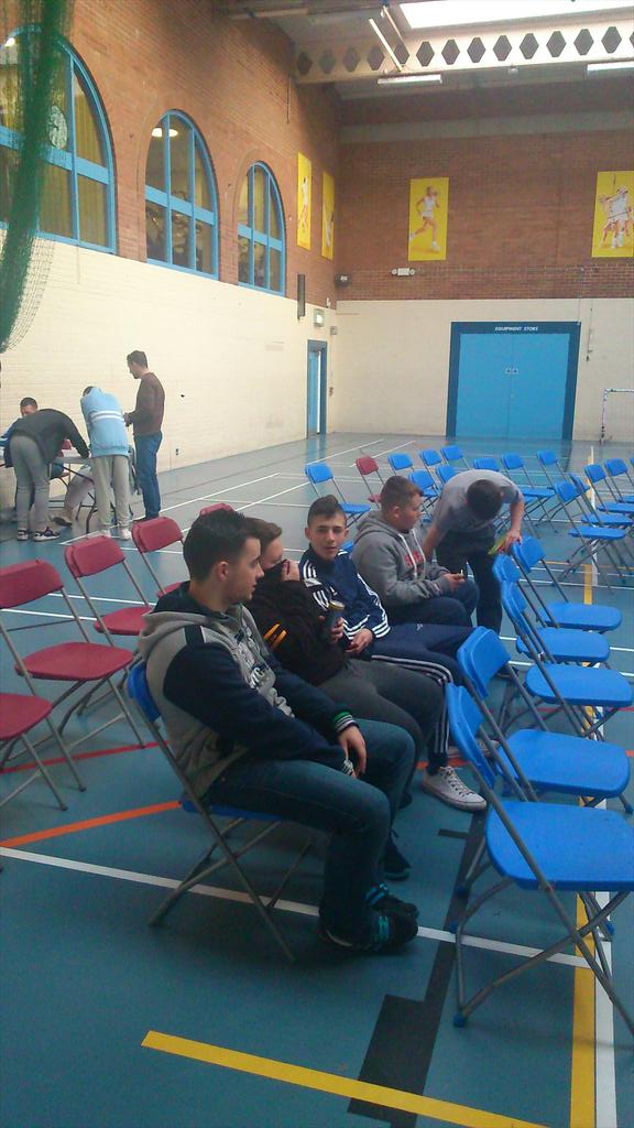 saveRservices's tweet photo. Young people looking forward to discussing the issues that affect them #participation http://t.co/qHIL5ywZu1