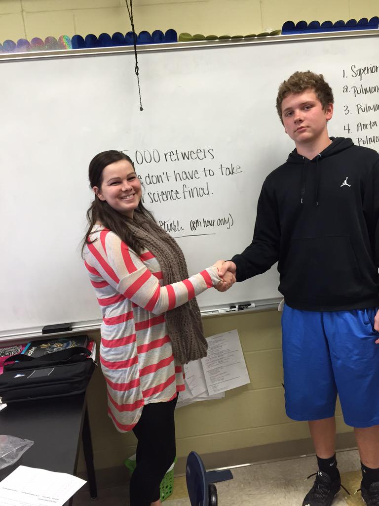 HDMcIntosh's tweet photo. HELP US OUT PEOPLE http://t.co/fid0DvqnXi