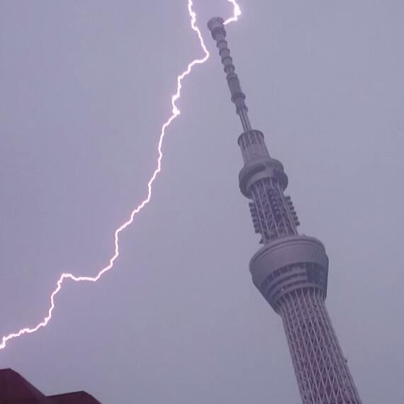 スカイツリーに落雷した瞬間の画像が近隣住民から投稿される なんか神々しいな Togetter