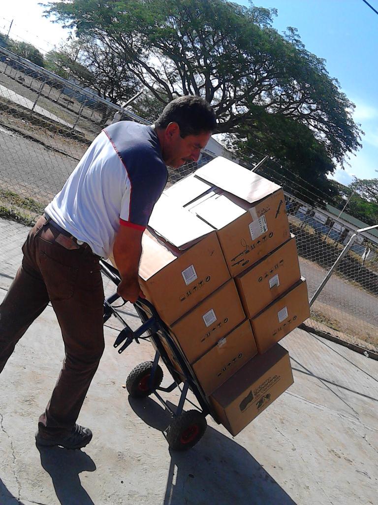 mirandalz's tweet photo. Recibiendo las computadoras canaimitas para los estudiante del NER 153 Municipio Chaguaramas http://t.co/WAJCHjO1xX