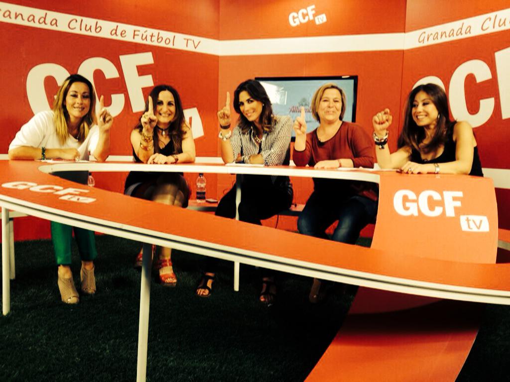 MJMesaOlea's tweet photo. Hoy pletóricas!! #taconesfuera @GCFTV_ con @teresamartinb #VasArco y hoy con súper Lidia y Súper Paqui!! @GranadaCdeF http://t.co/MHATi9iKDJ