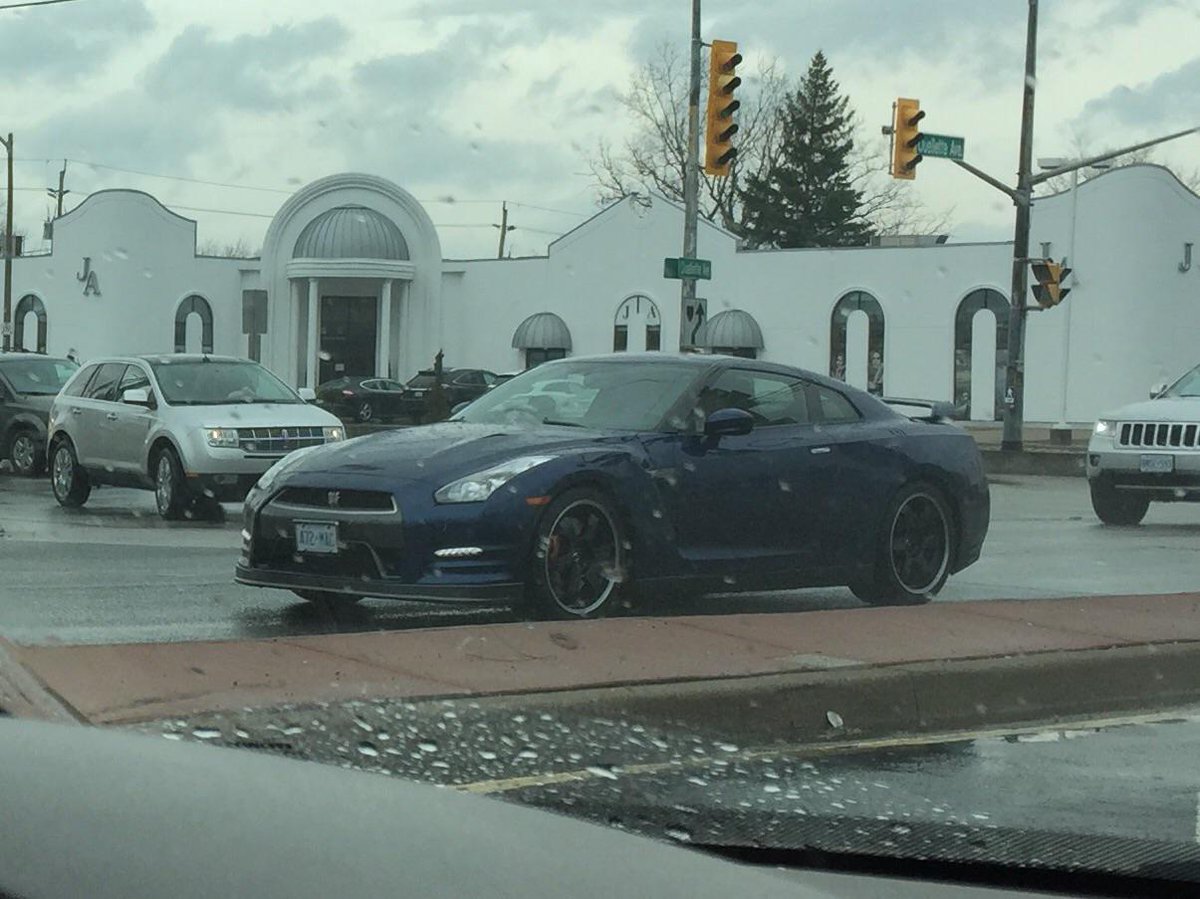 CarWindsor's tweet photo. Blue Skyline GT-R on Ouelette http://t.co/305kkwa558
