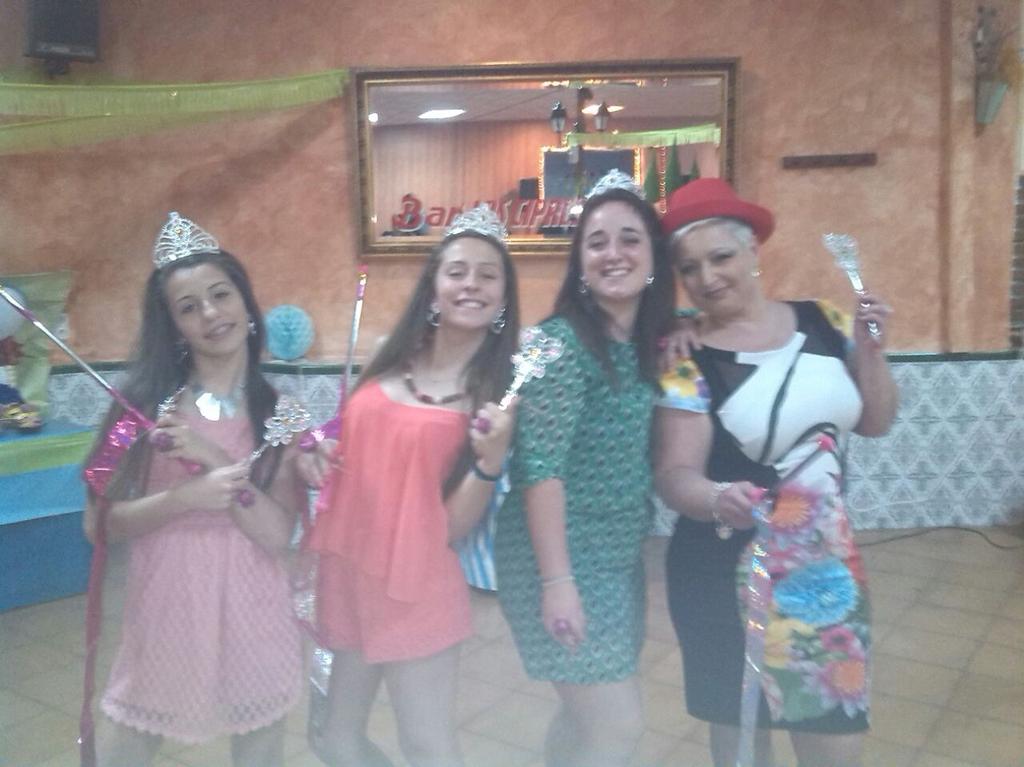 AngelaMartinezG's tweet photo. Princesas se nacen @IreneOrtn @MartaILY 👑💄👠👗💎💁❤🍸 http://t.co/mXnAsyKiKq
