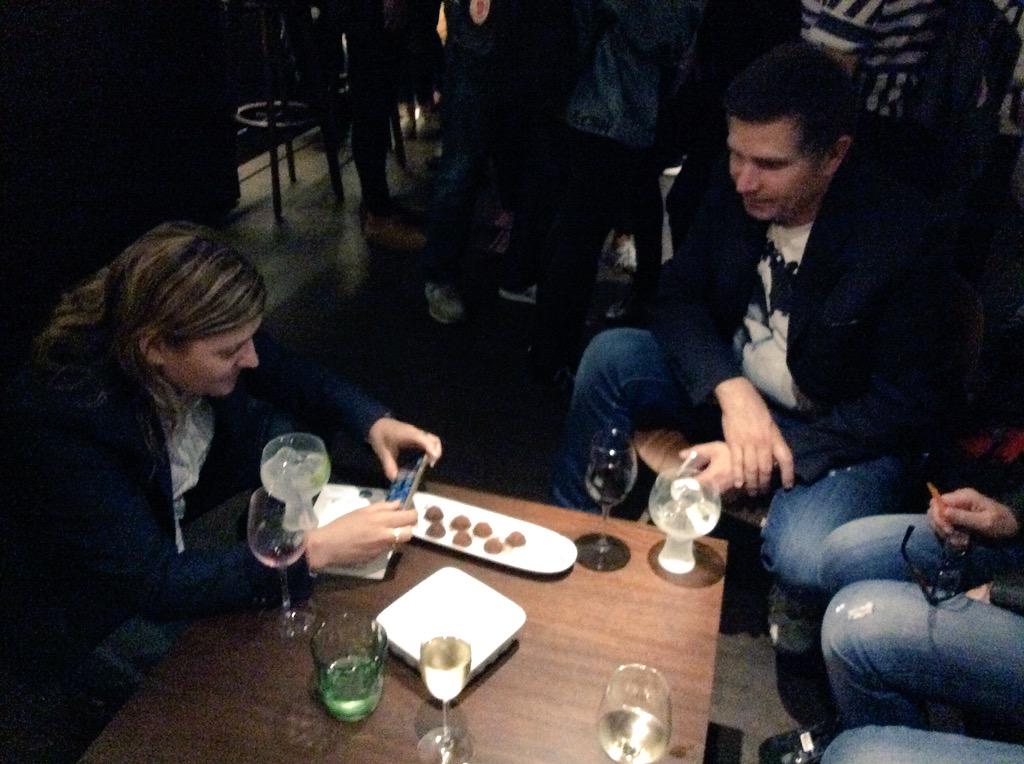alacartemenus's tweet photo. @gemaesantiago @kitmesures en acción. Noche en @rafbarbcn #llegarafbar #rafbarea http://t.co/LauM2z9KrQ
