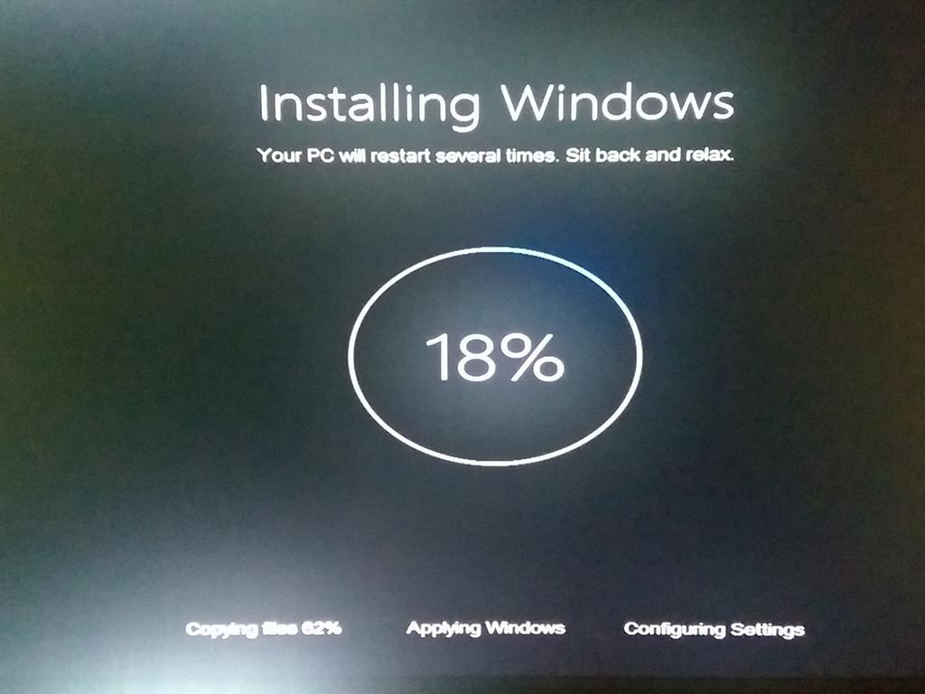 N7Infiltrait0r's tweet photo. @GabeAul Having some trouble installing 10122 on an SSD. Been like this for an hour now. Sorry about the blurry pic. http://t.co/j53lPTDcGF