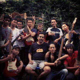Bersama keluargaku dan Guruku Padepokan Yox Guitar.kangen suasana kumpul bareng.