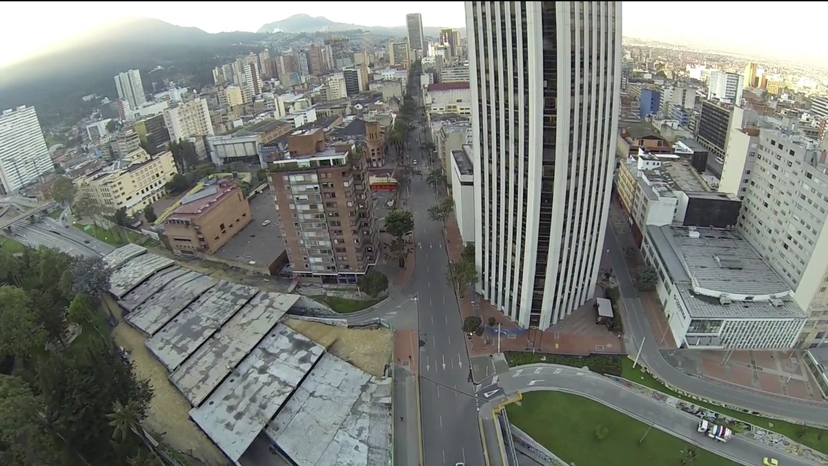 EnbusquedaBog's tweet photo. Una toma aérea de #ElCentroBTA  10 minutos para descarga libre. #Transmedia #OpenSource http://t.co/e7zEwpDnwd http://t.co/Bxg6zpoPy4