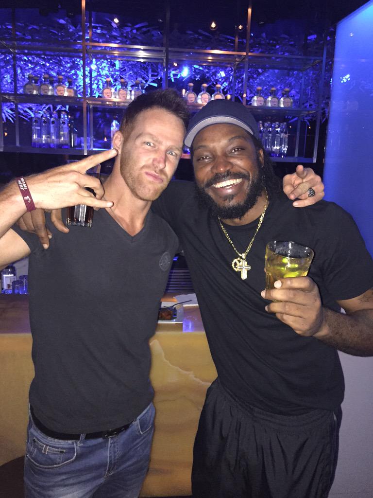 henrygayle's tweet photo. Love catching up with my @JAMTallawahs teammate @RustyTheron - say he can't wait to be in Jamaica!! @CPL http://t.co/KAngf50DmB