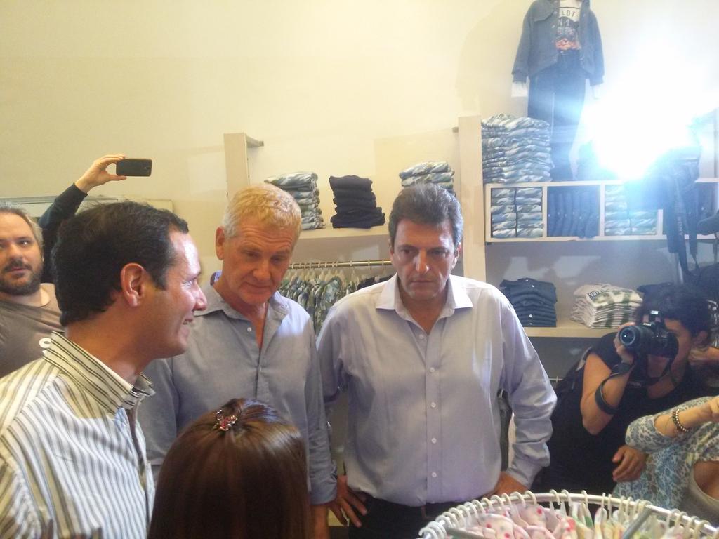 UnivEnMassa's tweet photo. "@RamiroTrezza: Es una fiesta la peatonal Laprida junto @SergioMassa @denarvaez @CeciliaTavano 
#MassaEnLomas http://t.co/hBCsdUgQQ7"