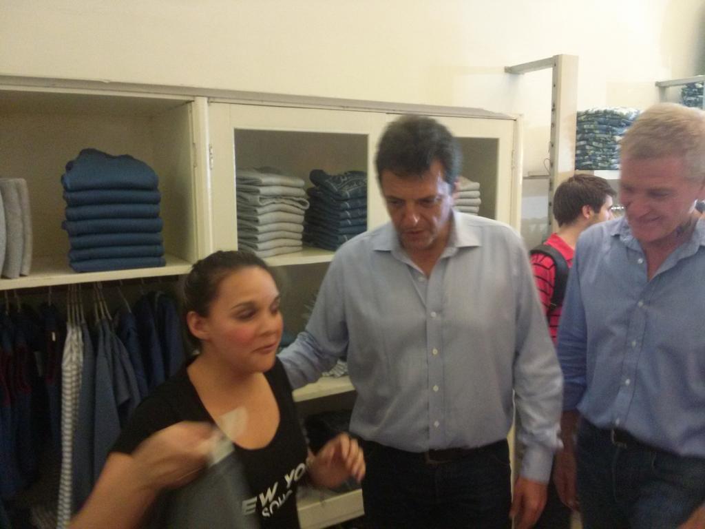 UnivEnMassa's tweet photo. "@RamiroTrezza: Es una fiesta la peatonal Laprida junto @SergioMassa @denarvaez @CeciliaTavano 
#MassaEnLomas http://t.co/hBCsdUgQQ7"