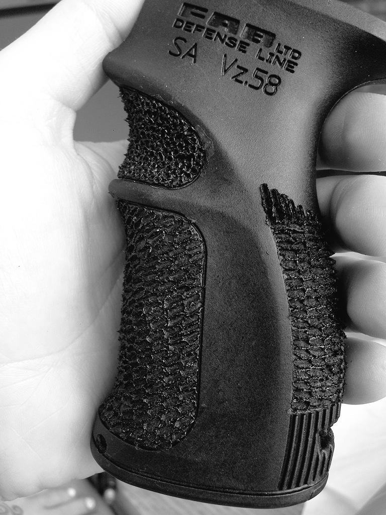 Protein_Queeen's tweet image. @GunPorn_  #stippling #gunmods #pistolgrip #guns Grippy as hell! #vz58