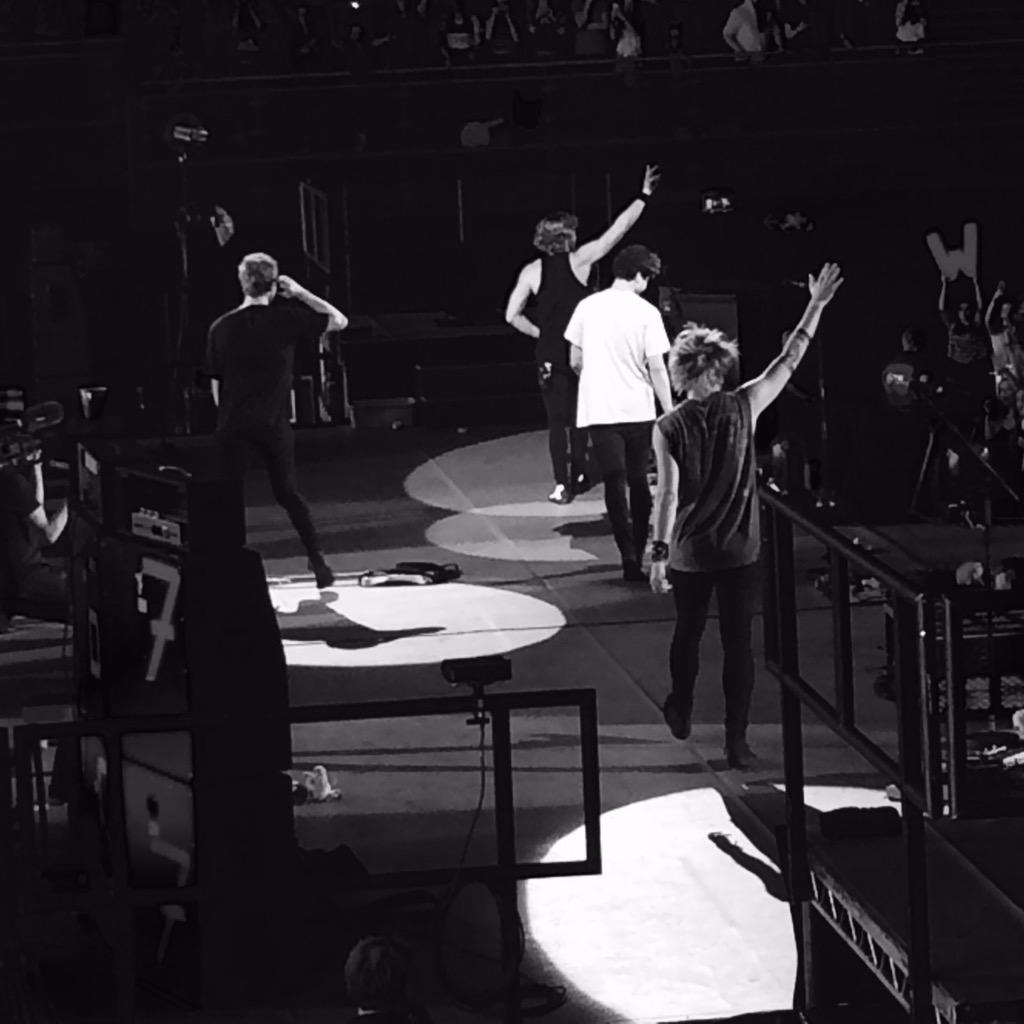 xmandyloveee's tweet photo. Really enjoyed @5SOS tonight 💙 miss the guys allready.. http://t.co/6YwBMowvHE