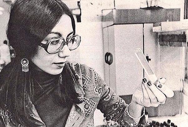 Namakiki's tweet photo. 70's lab fashion at Concordia; replace the pigtails with a messy bun and she's me! #CU40 🔬 http://t.co/JiOAAzw4mz