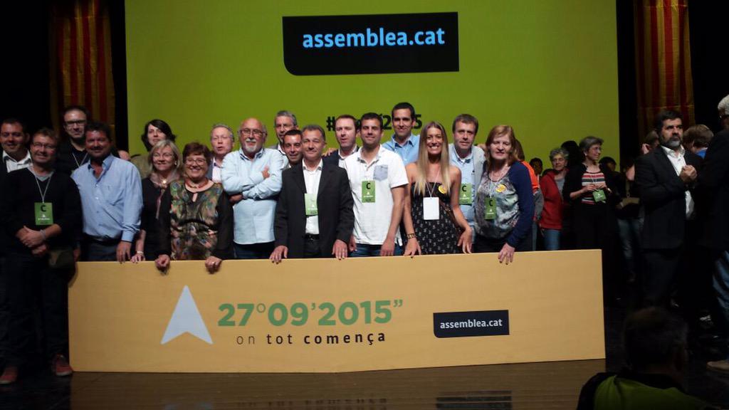 miriamnoguerasM's tweet photo. Representants de CIU ERC i CUP del Baix Montseny avui a #llinars ratificant COMPROMÍS ABSOLUT amb la Independència http://t.co/k1j39DJjVC