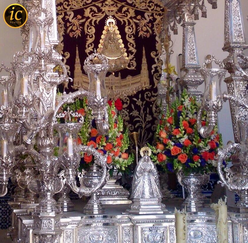 info_cofrade's tweet photo. En la delantera de la Carreta de Sevilla-Sur va una miniatura de la Virgen de las Mercedes @hdadstagenoveva http://t.co/qzysBeS5SK