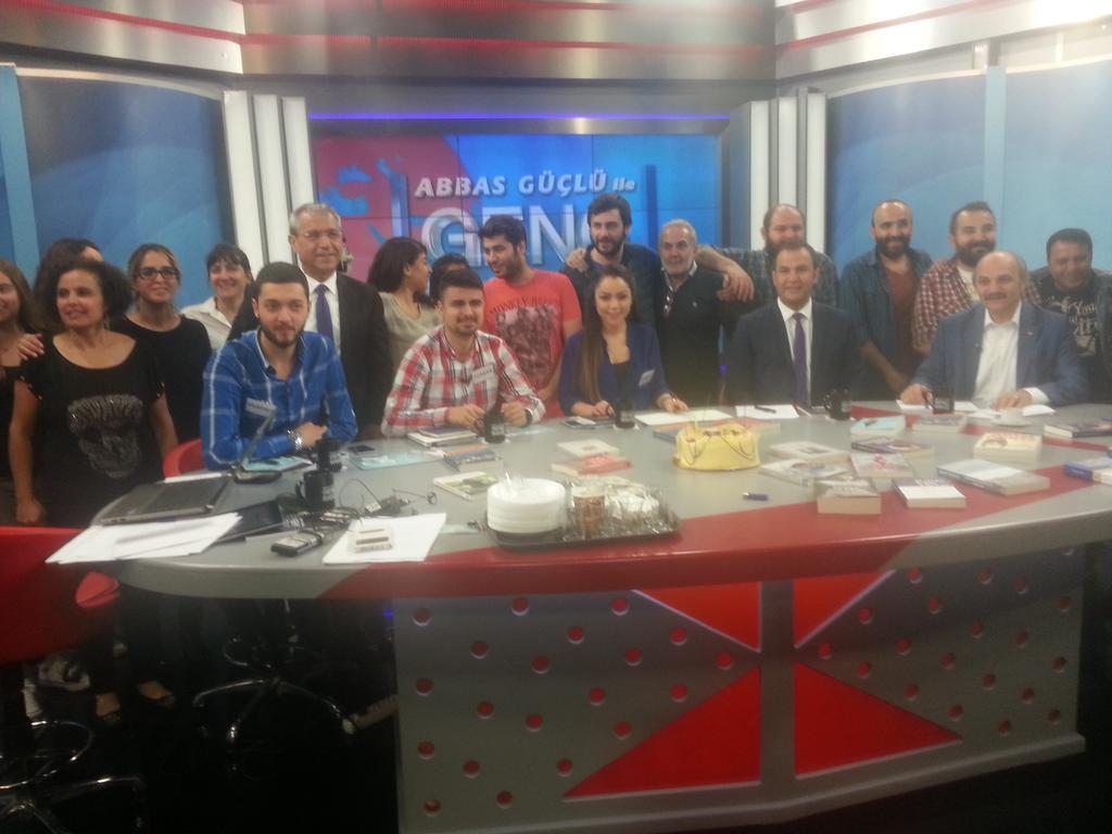 birolaydinSP's tweet photo. Genç Bakış ekibinin doğum günü kutlaması... http://t.co/sgaCzrjDQc