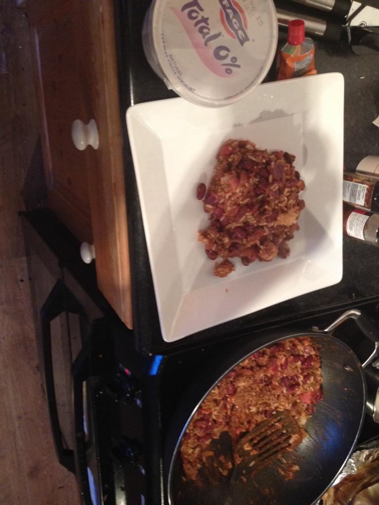 FatFit2015's tweet photo. 400g @MuscleFoodUK lean mince, cooked in @lucybeecoconut into a chilli. 250g Uncle Bens. @TotalGreek on the side 😜✌🏼️ http://t.co/eemUEc1V4y