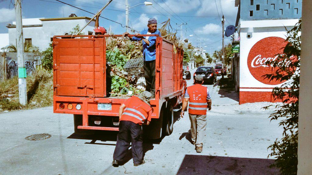 EmmanuelZetina's tweet photo. Prog de #Descacharrizacion en la #Reg239 "evitando enfermedades" @PaulCarrillo2  @AytoCancun @rubentrev http://t.co/InxX7cfgeB