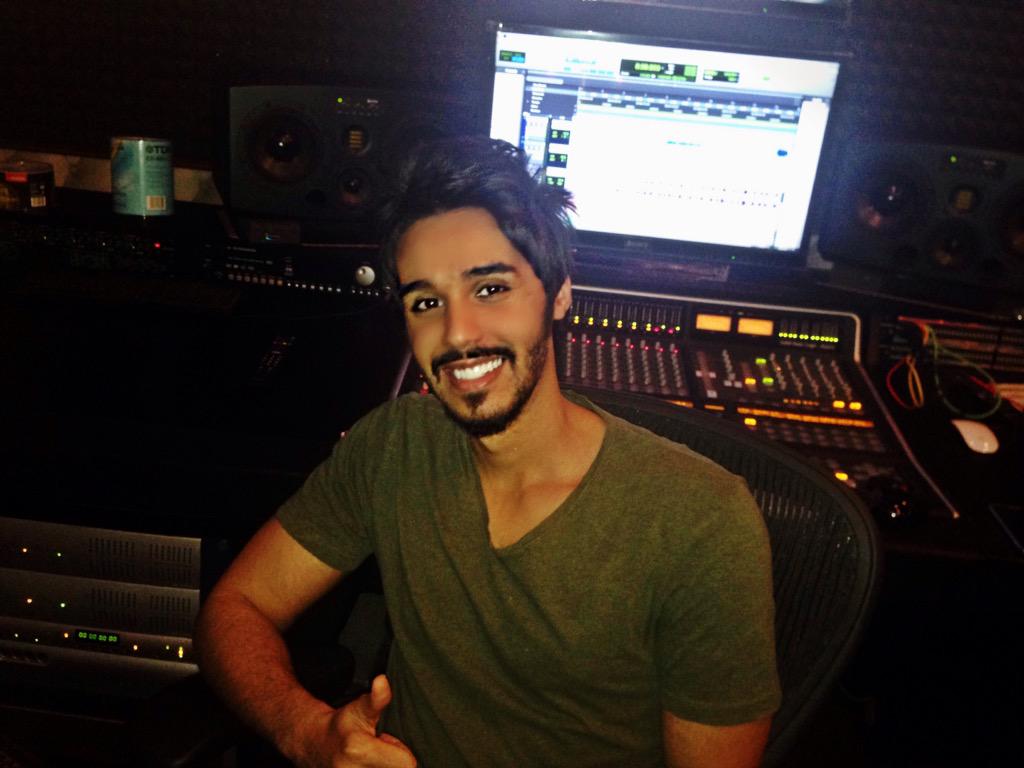 z_alzayed's tweet photo. +

حالياً تسجيل أغنيه كلي انا .... 🌹
#كلي_انا http://t.co/l1KynLRGco