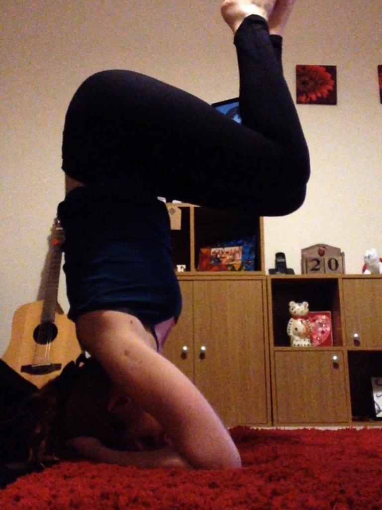 Am starting to straighten my legs now :) #headstand