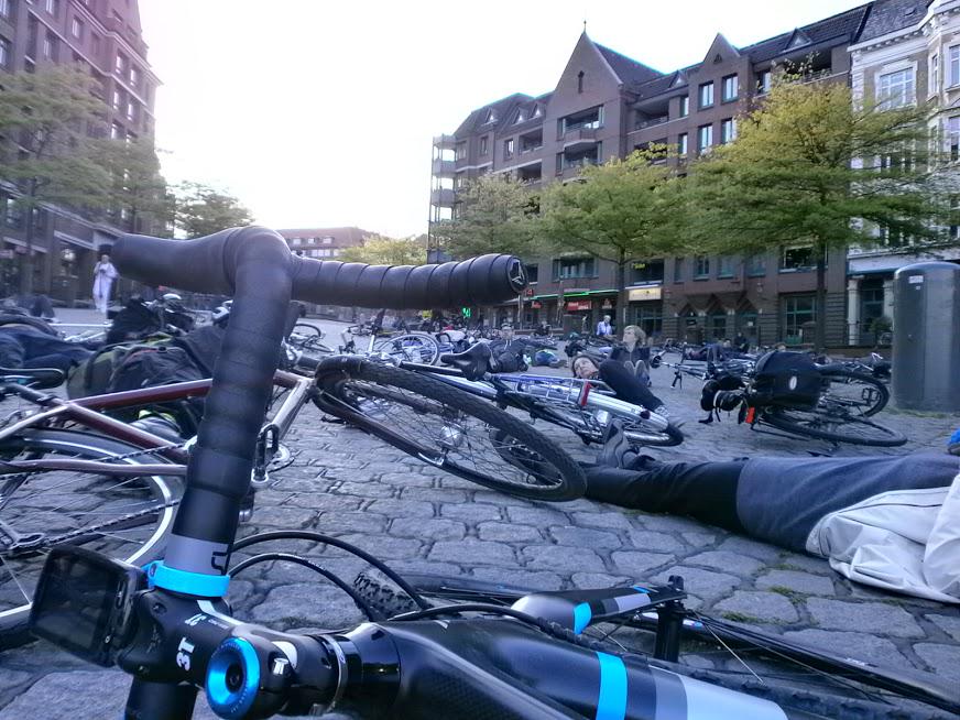 lebenswerteCity's tweet photo. Cyclist-Die-In
Es hat schon genug Verkehrstote gegeben! #0Tote #DieIn #RideOfSilence #Fischmarkt Foto via @RalfZille http://t.co/4BBNxFhica