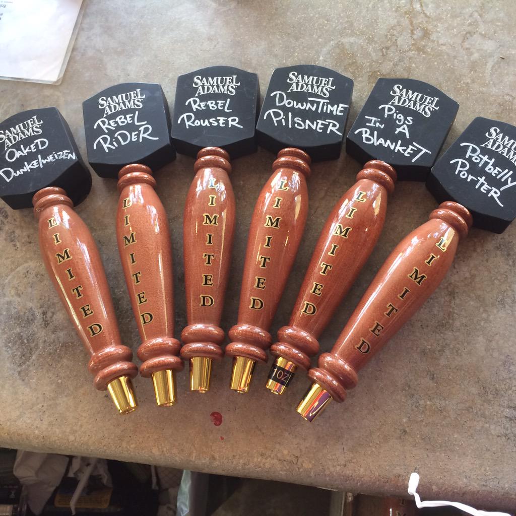 thefriendlyspot's tweet photo. Tonight! @SamuelAdamsBeer pint night #rarebrews #justforfriends #veryfriendly #craftbeer #southtown http://t.co/8mSByTtEpn