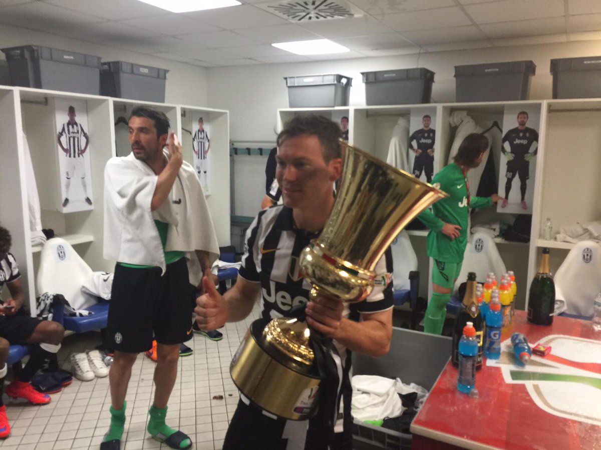 juventusfc's tweet photo. Nel frattempo, nello spogliatoio bianconero......... #JuveLazio #Camp10ni http://t.co/WLqkOozfwl