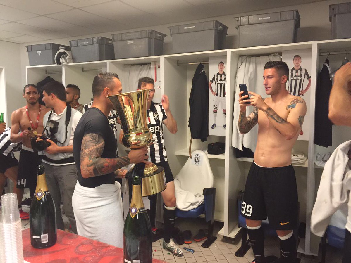 juventusfc's tweet photo. Nel frattempo, nello spogliatoio bianconero......... #JuveLazio #Camp10ni http://t.co/WLqkOozfwl