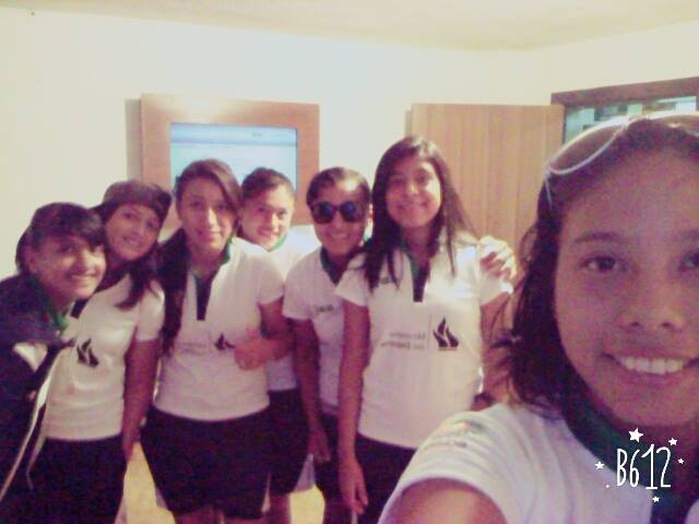 AhsAhsly's tweet photo. Con las colegas :3 jaja #MiSelfieVIP http://t.co/XI42Z0yusn