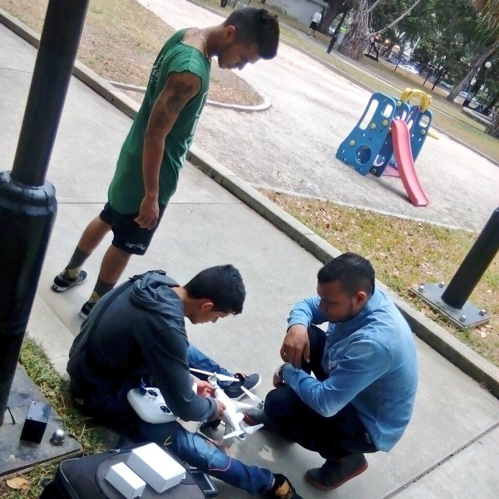 JotaMedinaRap's tweet photo. Trabajando en el nuevo vídeo clip esperen pronto #ArteyElegancia http://t.co/thXiOkFnCY