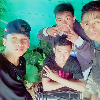 Kka angga selfi nih bareng anak2 SDC baubau <a href="/anggadirgha/">anggadirgha</a> <a href="/Stopless_baubau/">Buton Stop Crew</a> <a href="/STOPLESS_Bekasi/">StopLess Bekasi</a> @StoplessMadura