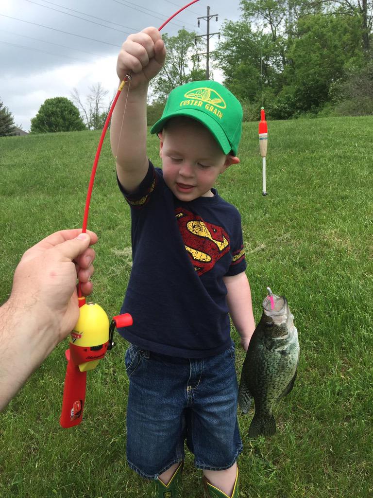 carmensmithatc's tweet photo. Here's a #reelmonster for you, Jeremy. My 3 y/o's first fishing cast ever brings in this monster. http://t.co/V4CRtl56MA