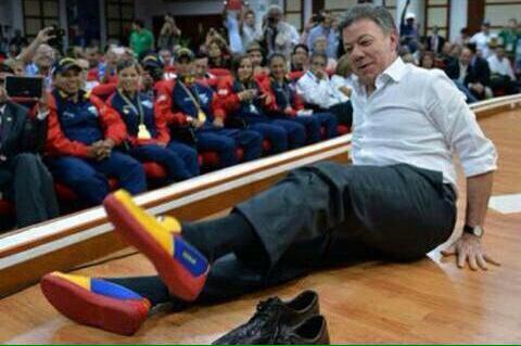 Fsierraramos's tweet photo. Así, como lo ven, así maneja Santos a #Colombia, con los pies. Lo sabe y... se burla. #SantosColombiaNoTeQuiere http://t.co/2gv7JHyU4c