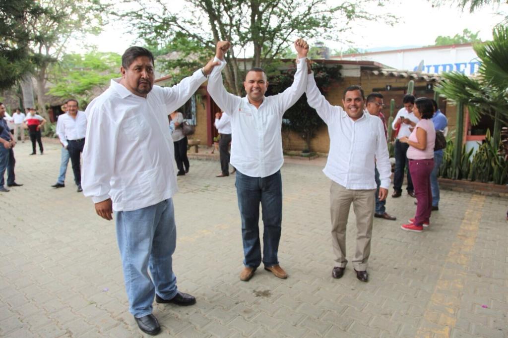 HermanosVelmart's tweet photo. #TodosConElCapi.@CesarHRamirez @Mafud_PRI @MarinaSanchezL_ @Ofic_CarlosSar @karly_ri @MovPRIMXOficial http://t.co/7e9KanyNp8
