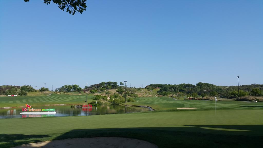 OneAsiaGolf's tweet photo. Round 1 of #sktelecomopen is underway. Here is the view from the 18th Green. #OneAsia2015 http://t.co/TieYzoYHst