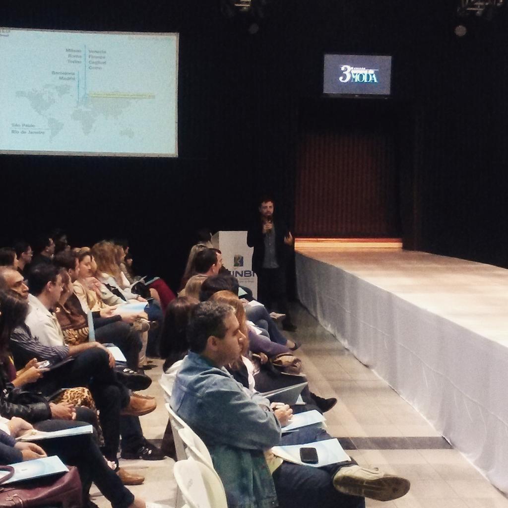 SINBIBirigui's tweet image. Agora na #SemanaDaModa! Palestra sobre &quot;Design Estratégico e Inovação&quot;. 👏