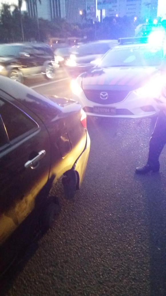fie2a's tweet photo. @TMCPoldaMetro terima kasih untuk bantuan pak polisi yg baik hati membantu kami. http://t.co/09wuYK6lFN