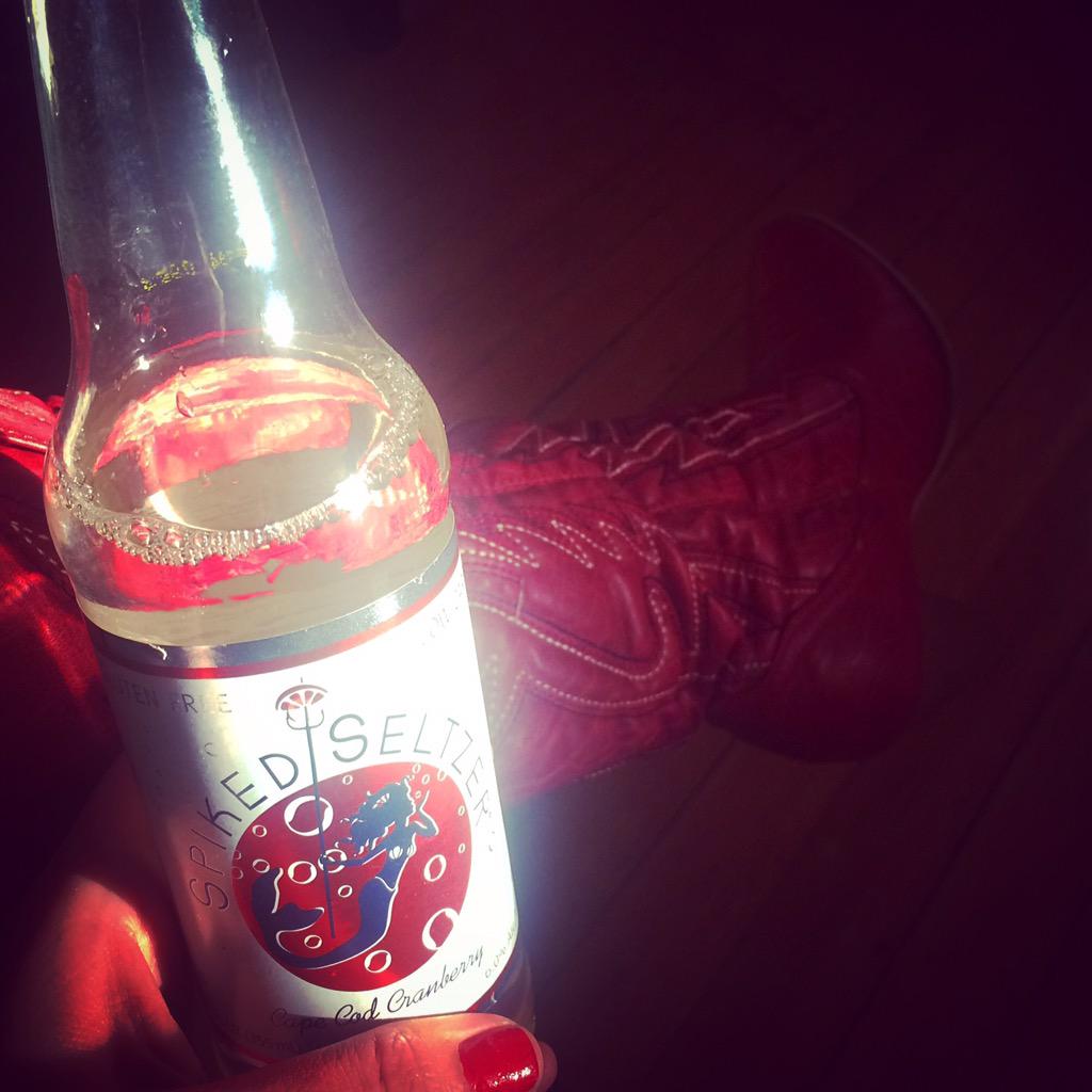 bostonbella's tweet photo. It's a @SpikedSeltzer kind of evening 👌🏻 hooray for #capecodcranberry #matchymatchy ❤️ http://t.co/WPw0c90dTU