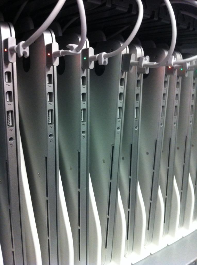 drumstix's tweet photo. More power!! #macbookpro #chargingstation #justanotherdayatwork #omgstophashtagging http://t.co/jxicrjHtrQ