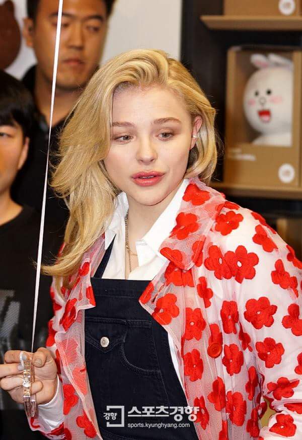 cgracemoretzLA's tweet photo. Chloe en Corea 😍😍😍 http://t.co/1SEJrScpak