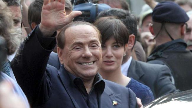 Elezioni comunali: Berlusconi sbaglia festa e si presenta a quella del candidato di sinistra a Segrate