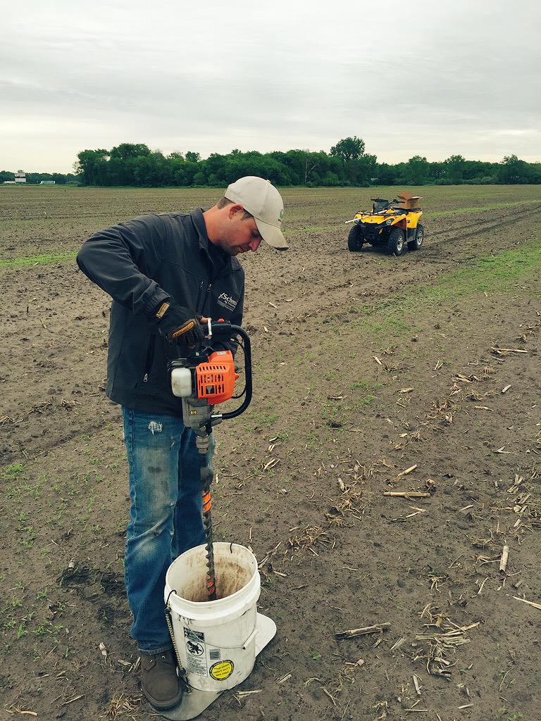 schmidagtech's tweet image. #Nitrogen Sampling @EncircaServices #encircaadvantage no replacement for #handsontechnology