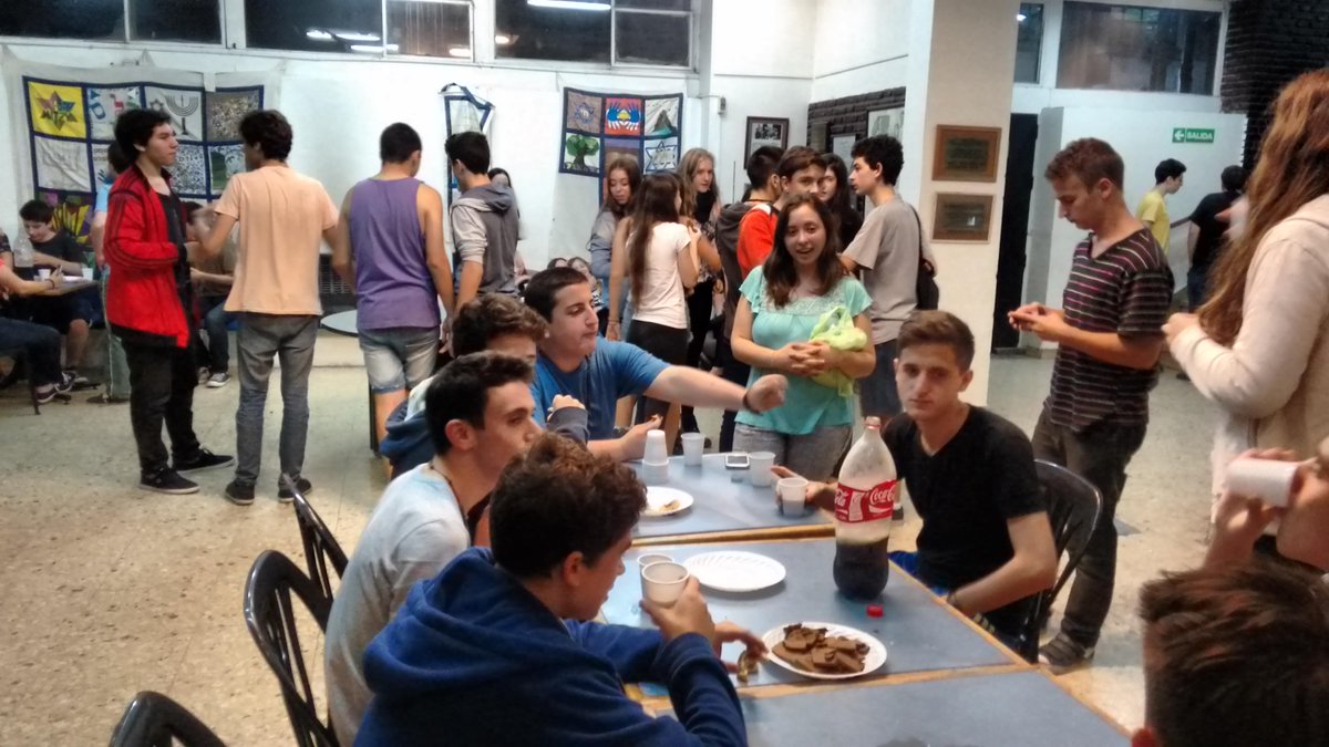 _Maaian's tweet photo. Merienda y Feliz Cumpleaños a Nadina, mejanejet de Escuela de Madrijim #Escuela http://t.co/UbWaYKfpn2
