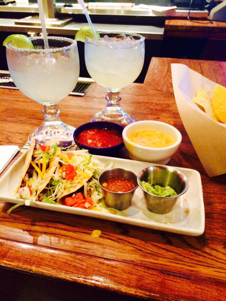 MicheleCocking's tweet photo. Chillaxin' at On The Border! HAPPY HOUR!!! #yolo #happyhour #humpday #cheers http://t.co/1TdtPwqmJ6